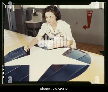 Malerei der Amerikanischen insignia bei Flugzeugtragflächen ist ein Job, Frau Irma Lee McElroy, eine ehemalige Büroangestellte, die mit Präzision und patriotischen Eifer. Frau McElroy ist ein Service Mitarbeiter am Naval Air Base, Corpus Christi, Texas. Ihr Ehemann ist ein fluglehrer Stockfoto