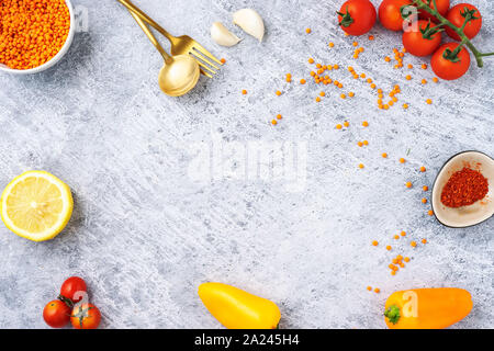 Frische und köstliche Zutaten für gesundes Kochen Linsensuppe auf rustikalen Hintergrund, Ansicht von oben. Platz kopieren Stockfoto