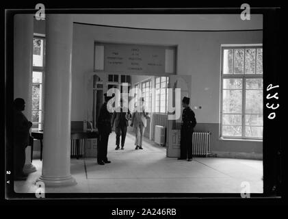 Palästina Unruhen 1936. Mitglieder der Königlichen Kommission verlassen des Büros des Palästina königliche Kommission. Sir Morris Carter (links), Sir Laurie Hammond (rechts) Stockfoto