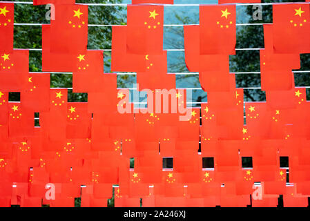 Chinesische Flags für das 70-jährige Jubiläum des modernen China hängen Stockfoto