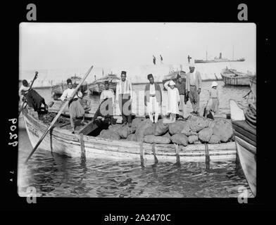 Palästina Unruhen 1936. Das erste Boot der Bestimmungen aus dem ersten Schiff landete Nach dem Brechen des Streik Jaffa zu entladen Stockfoto