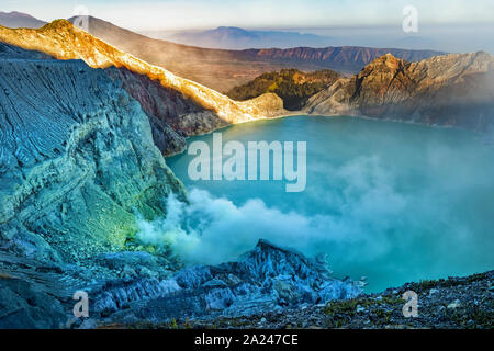 Luftaufnahme des Kawah Ijen - in den frühen Morgenstunden. Eine Gruppe von Composite Vulkane in der banyuwangi Regentschaft von Ostjava, Indonesien Stockfoto