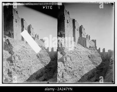 Palmyra. Die Türkische Burg. Mit Wassergraben und Pfeiler der verfallenen Brücke Stockfoto