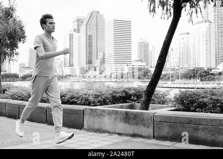 Jungen gutaussehenden Mann Jogging im Park Stockfoto