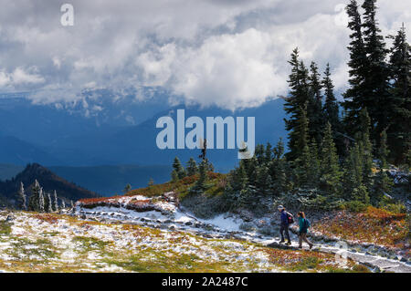 Mutter und Kind Wandern auf den Seen Trail im Herbst, Mazama Ridge, Mount Rainier National Park, Washington State, USA Stockfoto