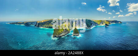 Luftaufnahme von Manta Bay oder Kelingking Beach auf Nusa Penida Insel, Bali, Indonesien. Stockfoto