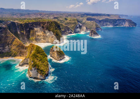 Luftaufnahme von Manta Bay oder Kelingking Beach auf Nusa Penida Insel, Bali, Indonesien. Stockfoto