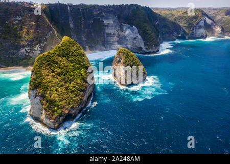 Luftaufnahme von Manta Bay oder Kelingking Beach auf Nusa Penida Insel, Bali, Indonesien. Stockfoto