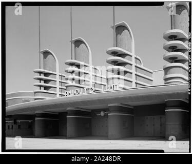 Haupteingang, entnommen aus Nordwesten - Pan-Pacific Auditorium, 1600 Beverly Boulevard, Los Angeles, Los Angeles County, CA; Stockfoto