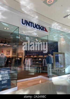 Orlando, FL/USA -9/30/19: Ein Untuckit Men Clothing Store in einem Einkaufszentrum. Untuckit LLC ist eine US-amerikanische Männer Casual Apparel Company. Stockfoto