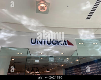 Orlando, FL/USA -9/30/19: Ein Untuckit Men Clothing Store in einem Einkaufszentrum. Untuckit LLC ist eine US-amerikanische Männer Casual Apparel Company. Stockfoto