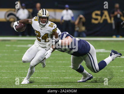 New Orleans, LA, USA. 29 Sep, 2019. New Orleans Saints Defensive zurück Vonn Bell (24) zu vermeiden versucht den Angriff von Dallas Cowboy's Connor Williams (52) nach einem Fumble recovery während NFL Spiel zwischen den New Orleans Saints und die Dallas Cowboys bei der Mercedes Benz Superdome in New Orleans, LA. Jonathan Mailhes/CSM/Alamy leben Nachrichten Stockfoto