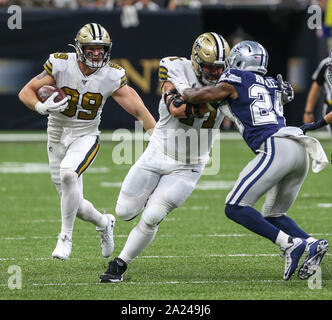 New Orleans, LA, USA. 29 Sep, 2019. New Orleans Saints tight end Josh Hill (89) versucht, hinter Offensive Lineman Ryan Ramczyk (71) laufen, da er Bausteine Dallas Cowboy's Defensive zurück Chidobe Awuzie (24) Während der NFL Spiel zwischen den New Orleans Saints und die Dallas Cowboys bei der Mercedes Benz Superdome in New Orleans, LA. Jonathan Mailhes/CSM/Alamy leben Nachrichten Stockfoto