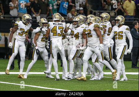 New Orleans, LA, USA. 29 Sep, 2019. New Orleans Saints defensive Einheit feiert mit Mannschaftskameraden Vonn Bell (24) nach einem Fumble recovery während NFL Spiel zwischen den New Orleans Saints und die Dallas Cowboys bei der Mercedes Benz Superdome in New Orleans, LA. Jonathan Mailhes/CSM/Alamy leben Nachrichten Stockfoto