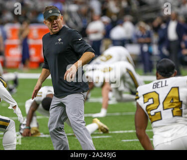 New Orleans, LA, USA. 29 Sep, 2019. New Orleans Saints Headcoach Sean Payton fördert defensives Ende Vonn Bell (24) vor dem Spiel zwischen den New Orleans Saints und die Dallas Cowboys bei der Mercedes Benz Superdome in New Orleans, LA. Jonathan Mailhes/CSM/Alamy leben Nachrichten Stockfoto