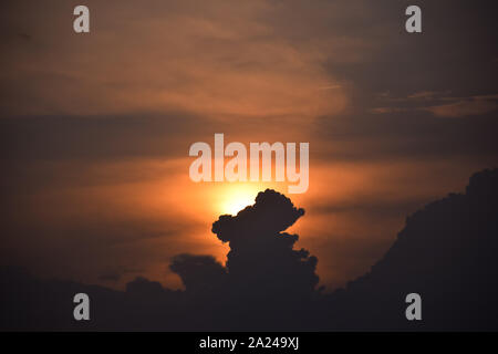 Sun Rise sun set Background, gelb, schwarz und orange Wolken im Himmel. Stockfoto