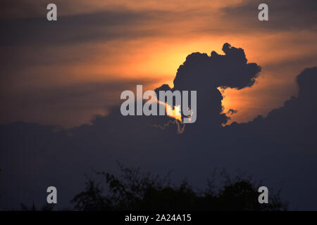 Sun Rise sun set Background, gelb, schwarz und orange Wolken im Himmel.. Stockfoto