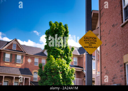 Vorsicht "Watch out für Kinder' street sign on Residential Street, wo es keine Bürgersteige. Stockfoto