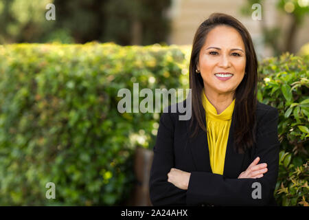 Porträt eines reifen asiatische Frau in einem Anzug. Stockfoto