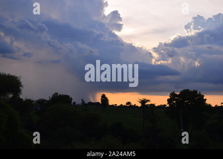 Sun Rise sun set Background, gelb, schwarz und orange Wolken im Himmel. Stockfoto