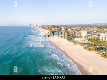 Burleigh Heads an der Gold Coast mit schönen Nachmittag Sonne, sanfte Wellen und Strand Lebensstil. Luftaufnahme von eines der beliebtesten Urlaubsziele in Queensl Stockfoto