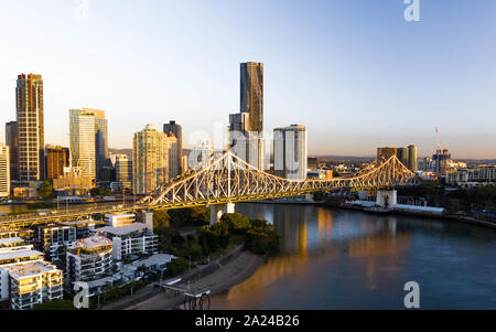 Luftaufnahme von Brisbane CBD und Story Bridge bei Sonnenaufgang über dem Fluss. Stockfoto