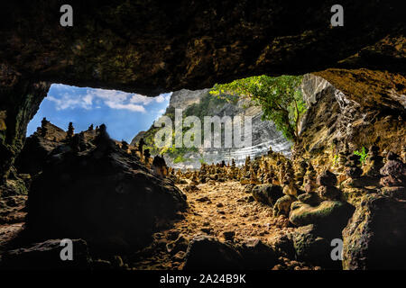 Strand und Höhle bei Tembeling Strand, bei Nusa Penida Insel Bali Indonesien Stockfoto