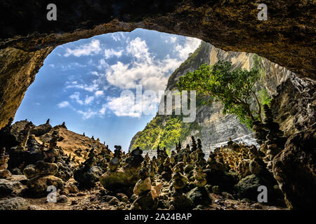 Strand und Höhle bei Tembeling Strand, bei Nusa Penida Insel Bali Indonesien Stockfoto