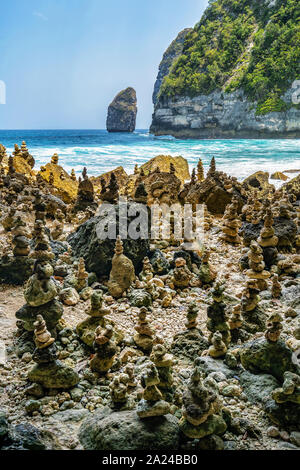 Strand und Höhle bei Tembeling Strand, bei Nusa Penida Insel Bali Indonesien Stockfoto