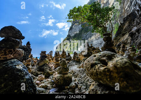 Strand und Höhle bei Tembeling Strand, bei Nusa Penida Insel Bali Indonesien Stockfoto