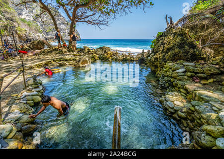 Strand und Höhle bei Tembeling Strand, bei Nusa Penida Insel Bali Indonesien Stockfoto