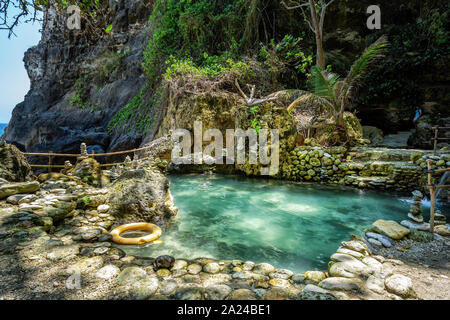 Strand und Höhle bei Tembeling Strand, bei Nusa Penida Insel Bali Indonesien Stockfoto