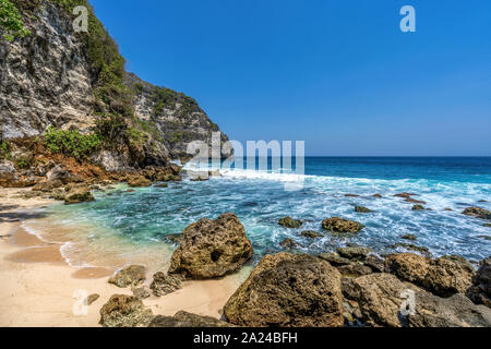 Strand und Höhle bei Tembeling Strand, bei Nusa Penida Insel Bali Indonesien Stockfoto