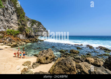 Strand und Höhle bei Tembeling Strand, bei Nusa Penida Insel Bali Indonesien Stockfoto