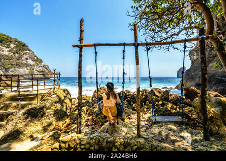 Strand und Höhle bei Tembeling Strand, bei Nusa Penida Insel Bali Indonesien Stockfoto