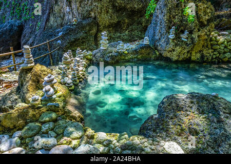 Strand und Höhle bei Tembeling Strand, bei Nusa Penida Insel Bali Indonesien Stockfoto