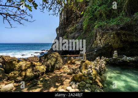 Strand und Höhle bei Tembeling Strand, bei Nusa Penida Insel Bali Indonesien Stockfoto