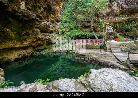 Strand und Höhle bei Tembeling Strand, bei Nusa Penida Insel Bali Indonesien Stockfoto