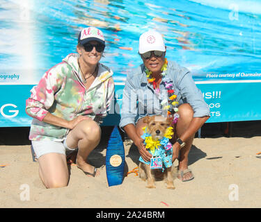 Huntington Beach, Kalifornien, USA. 28. September, 2019. Jill Nakano (R) mit ihrem Hund Carson, eine gemischte Terrier, der auf der 11. jährlichen Surf City Surf Dog Wettbewerb gewonnen, gehalten an der Huntington Hundestrand in Huntington Beach, Kalifornien am 28. September 2019. Stockfoto