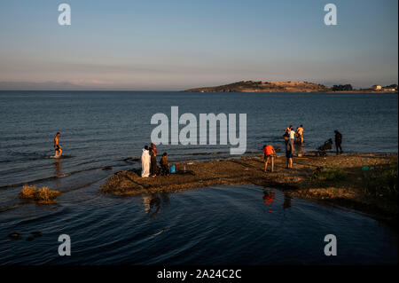 Athen, Griechenland. 26 Sep, 2019. Migranten in der Nähe von einem temporären Lager stehen neben der Moria Camp auf der Insel Lesbos am Ufer, andere stehen im Wasser. Credit: Angelos Tzortzinis/dpa/Alamy leben Nachrichten Stockfoto