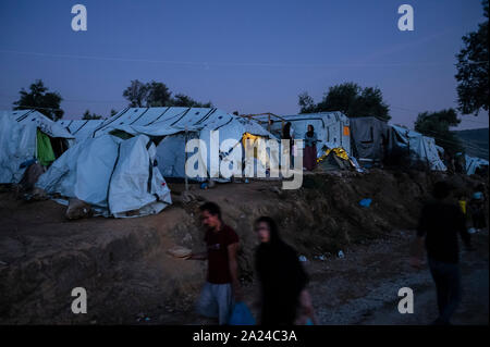 Athen, Griechenland. 26 Sep, 2019. Migranten pass Zelte im Flüchtlingslager Moria auf der griechischen Insel Lesbos. Credit: Angelos Tzortzinis/dpa/Alamy leben Nachrichten Stockfoto