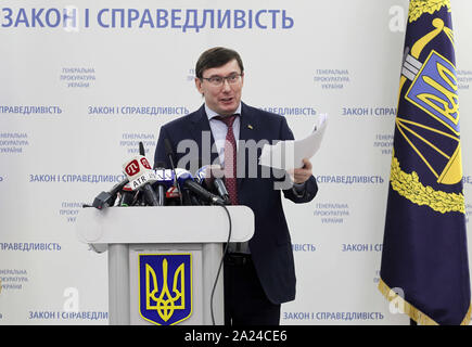 (EDITOR'S NOTE: Dies ist eine Datei und Foto) Generalstaatsanwalt der Ukraine Jurij Luzenko spricht während einer Pressekonferenz in Kiew. In einem Interview der BBC-Journalist am 30. September veröffentlicht, 2019 auf der Website der BBC: Sind Sie bereit, über die Amtsenthebung von Präsident Trumpf in den USA zu bezeugen? Jurij Luzenko beantwortet: Warum nicht. Ich bin ganz offen und weiß, dass alle meine Handlungen zugelassen waren, alle meine Aussagen zugelassen waren, bin ich vor nichts Angst. Ich fürchte, für mein Land, weil es scheint, dass die Ukraine nun Opfer hat zu einem großen amerikanischen Sturm gesunken. Ich möchte, dass mein Land zu schützen. Stockfoto