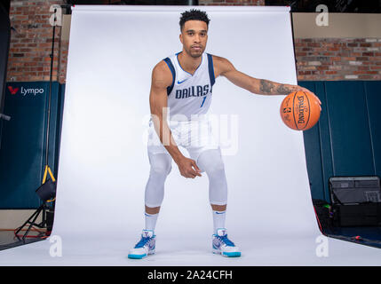 September 30, 2019: Dallas Mavericks guard Courtney Lee #1 stellt während der Dallas Mavericks Medien Tag im American Airlines Center in Dallas, TX statt Stockfoto