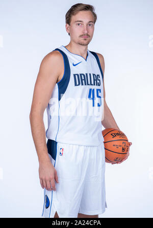 September 30, 2019: Dallas Mavericks guard Ryan Broekhoff Nr. 45 stellt während der Dallas Mavericks Medien Tag im American Airlines Center in Dallas, TX statt Stockfoto