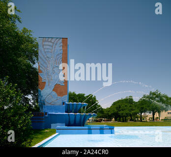 Teil der Fair Park Promenade, ein 700 Meter langer einen reflektierenden Pool mit drei Brunnen mit einer Kappe bedeckt, im Fair Park, Standort des Texas hundertjährigen Feier 1936 und der Panamerikanischen Ausstellung 1937 in Dallas, Texas Stockfoto