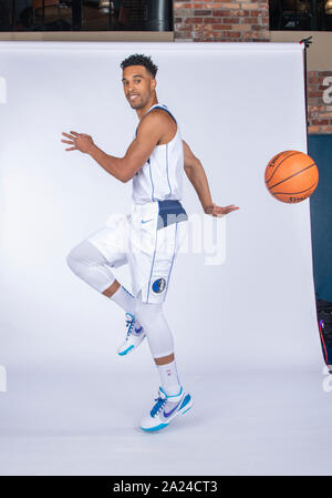 September 30, 2019: Dallas Mavericks guard Courtney Lee #1 stellt während der Dallas Mavericks Medien Tag im American Airlines Center in Dallas, TX statt Stockfoto