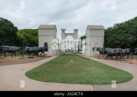 Teil der Robert Sommer der Skulptur, die Waco Chisholm Trail Erbe, in der Nähe der historischen Waco Suspension Bridge, jetzt einen Fußgänger und Radfahrer" Brücke über den Brazos River in Waco, Texas Stockfoto