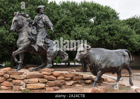 Teil der Robert Sommer der Skulptur, die Waco Chisholm Trail Erbe, in der Nähe der historischen Waco Suspension Bridge, jetzt einen Fußgänger und Radfahrer" Brücke über den Brazos River in Waco, Texas Stockfoto