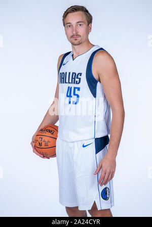 September 30, 2019: Dallas Mavericks guard Ryan Broekhoff Nr. 45 stellt während der Dallas Mavericks Medien Tag im American Airlines Center in Dallas, TX statt Stockfoto