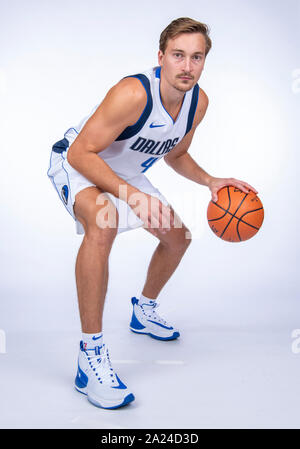 September 30, 2019: Dallas Mavericks guard Ryan Broekhoff Nr. 45 stellt während der Dallas Mavericks Medien Tag im American Airlines Center in Dallas, TX statt Stockfoto